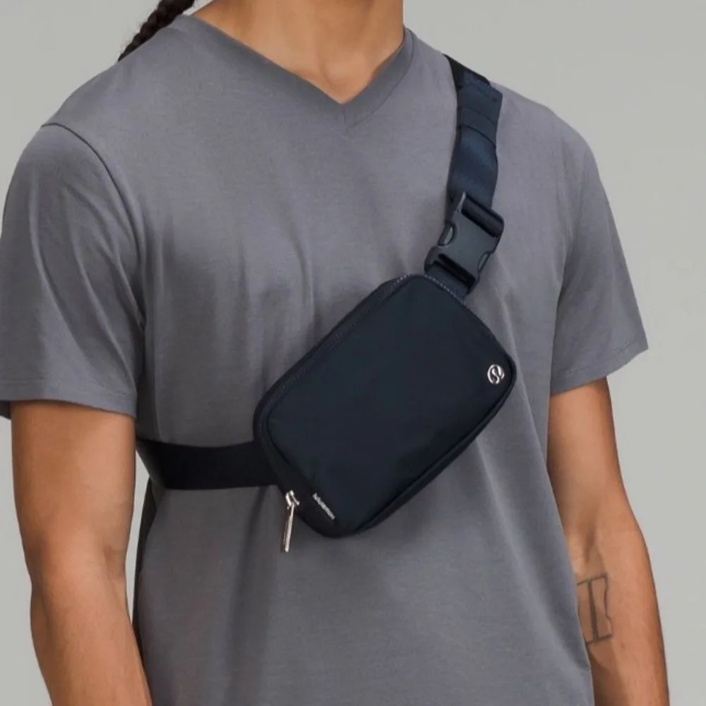 NWT 🍋 Lululemon True Navy Everywhere Belt Bag